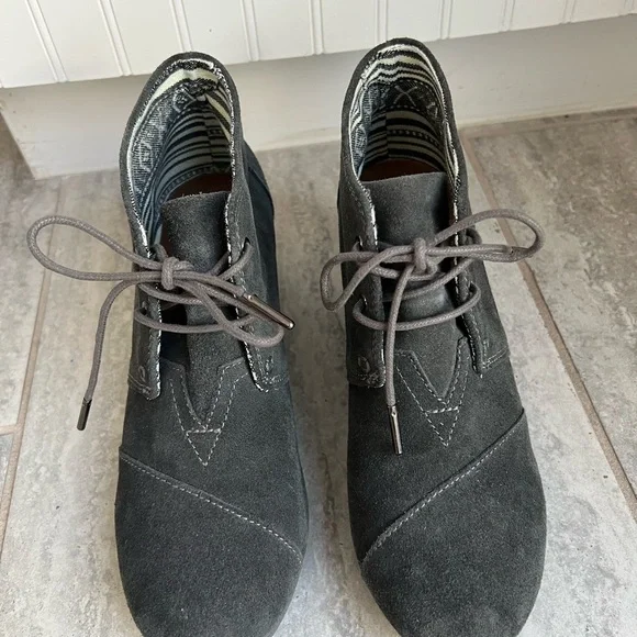 TOMS gray suede wedge booties size 8.5. New without tags. - Picture 3 of 5